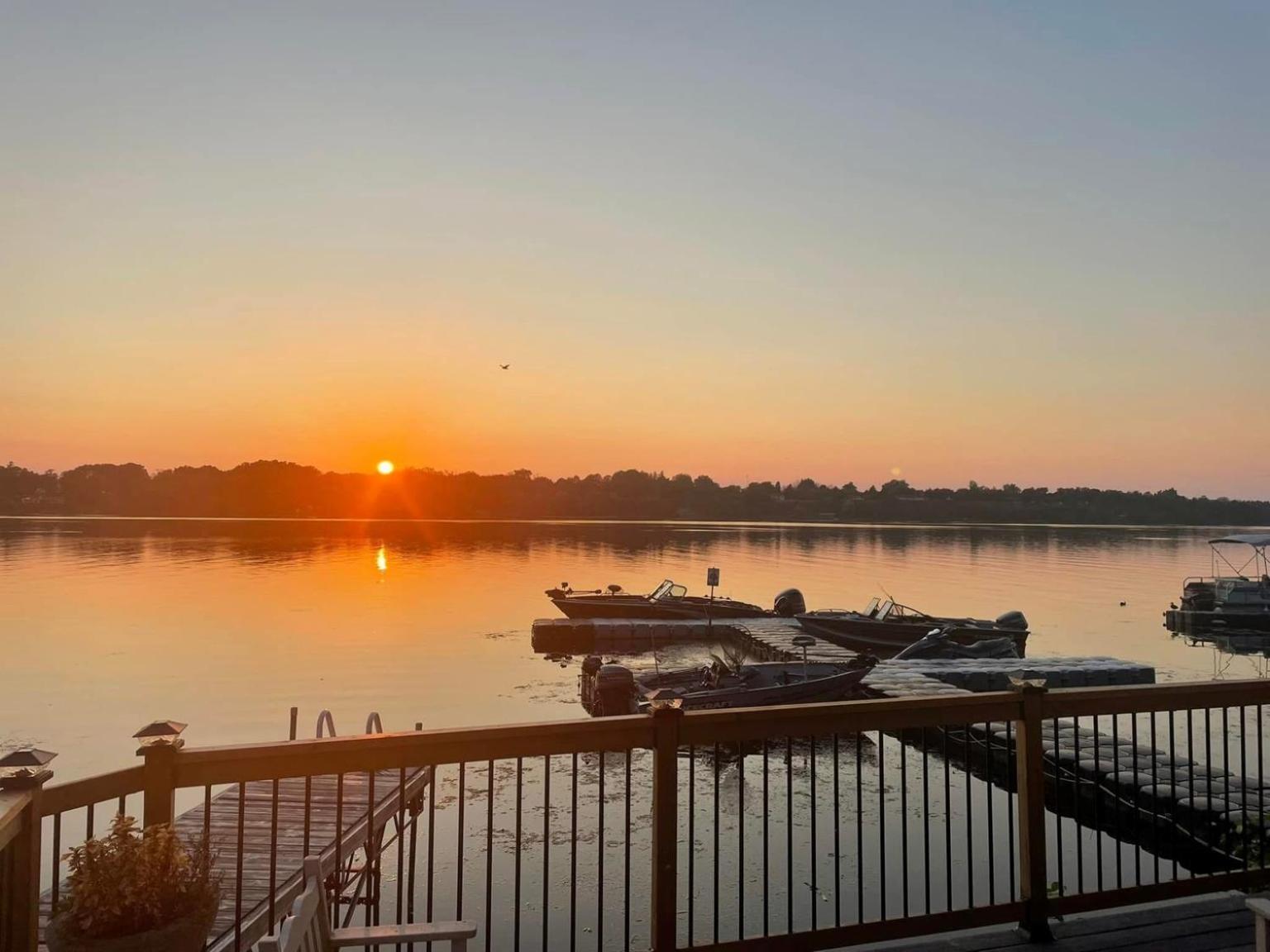 Merland Park Minnow Motel Пиктон Экстерьер фото